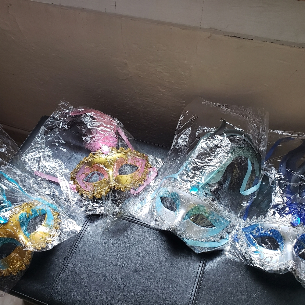 Nwot bundle of 4 masks